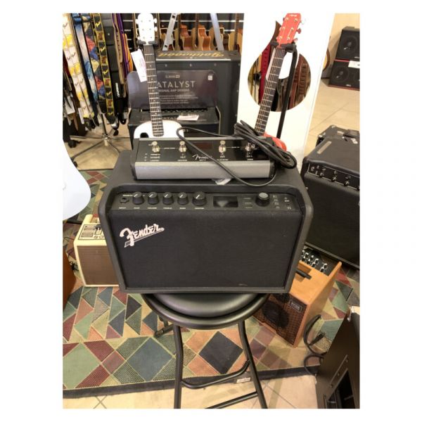 Fender mustang gt 40 + pedaliera mgt4 usato